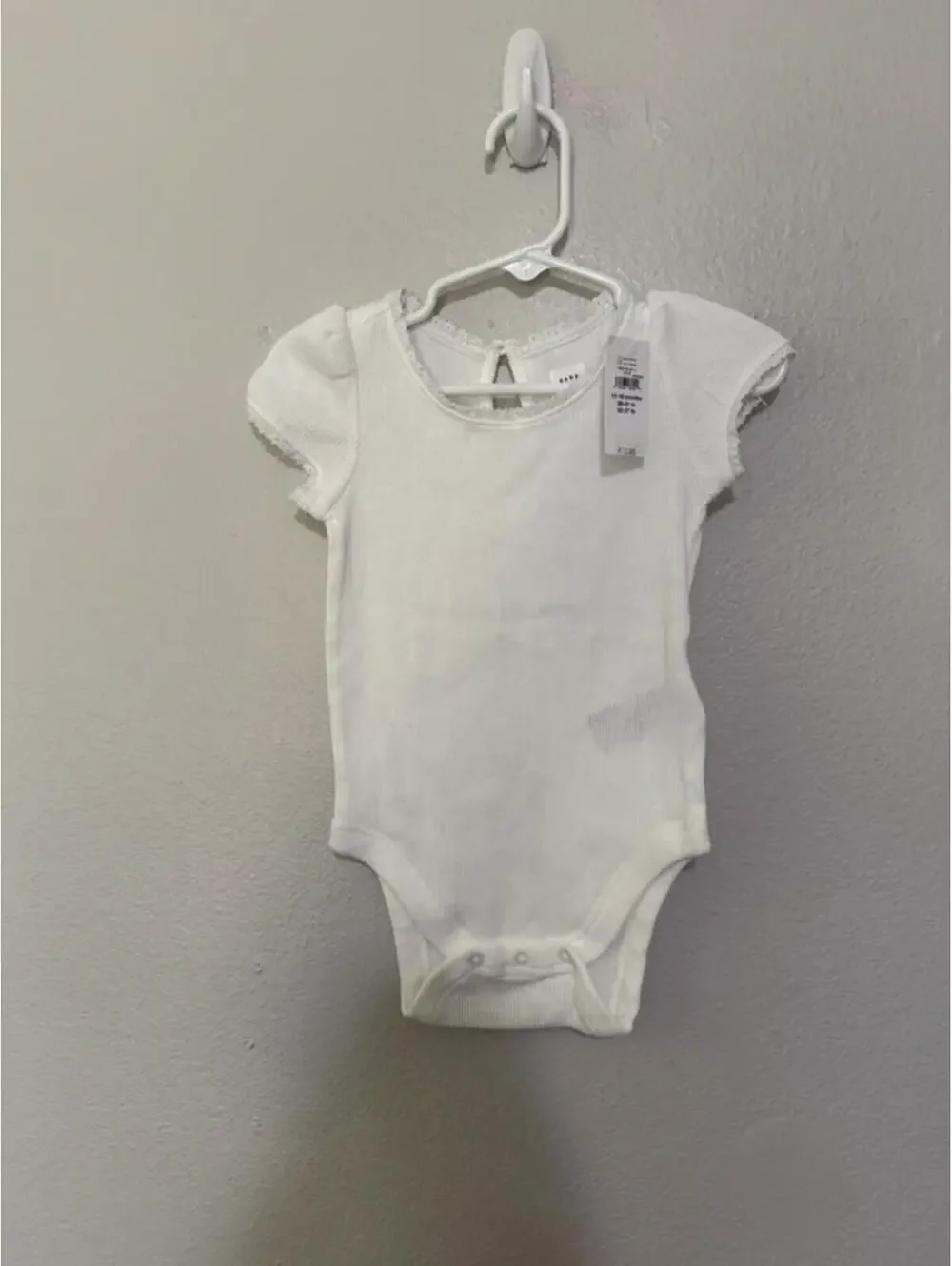 Baby gap bodysuit size 12-18m NWT